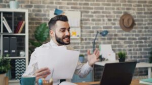 Professionista sanitario alle prese con documenti ed errori di fatturazione