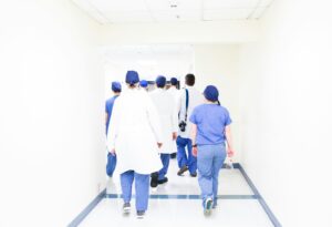 Team di professionisti sanitari che collabora in un poliambulatorio con gestionale condiviso