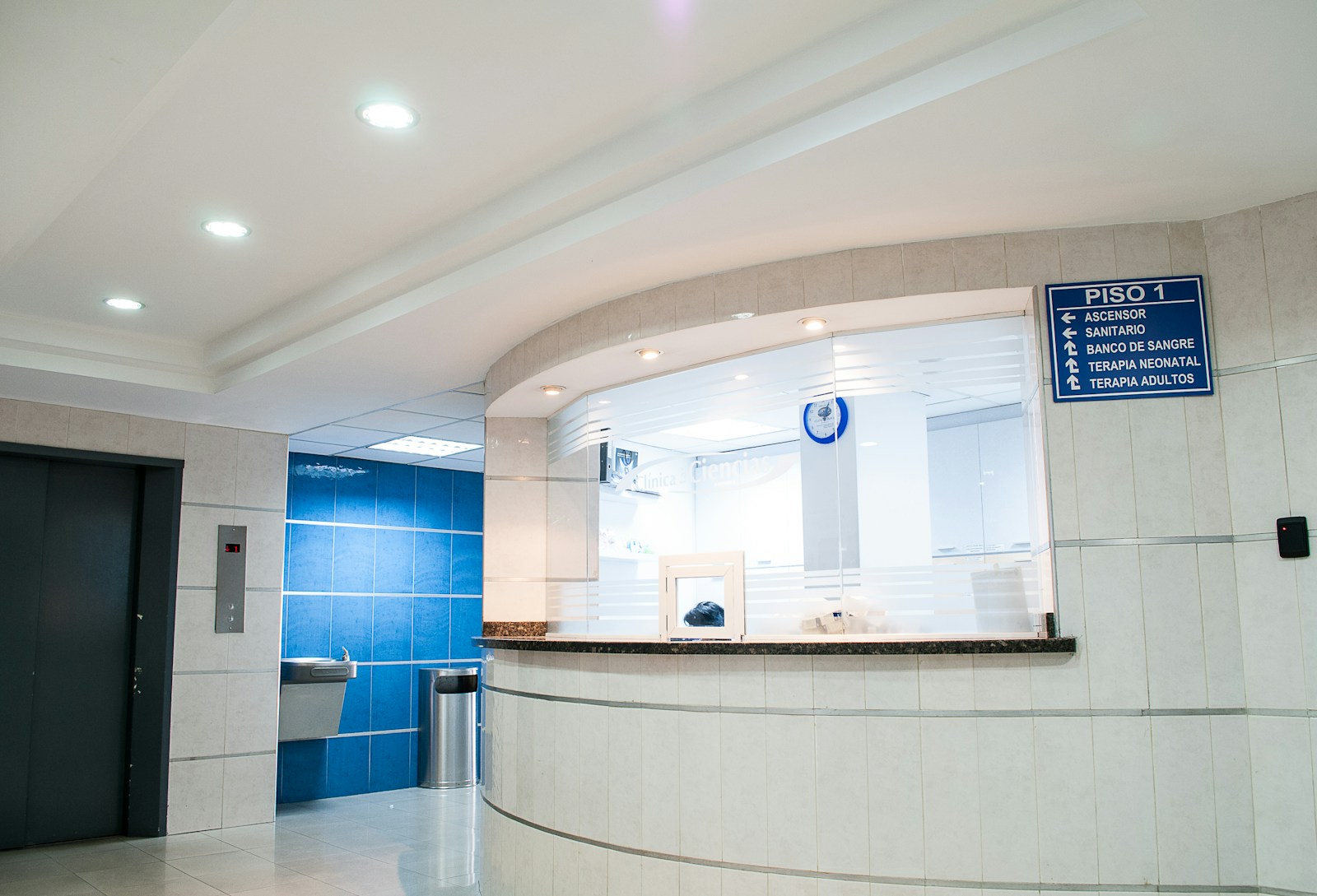 Reception di un centro medico con più professionisti che gestisce fatture e appuntamenti