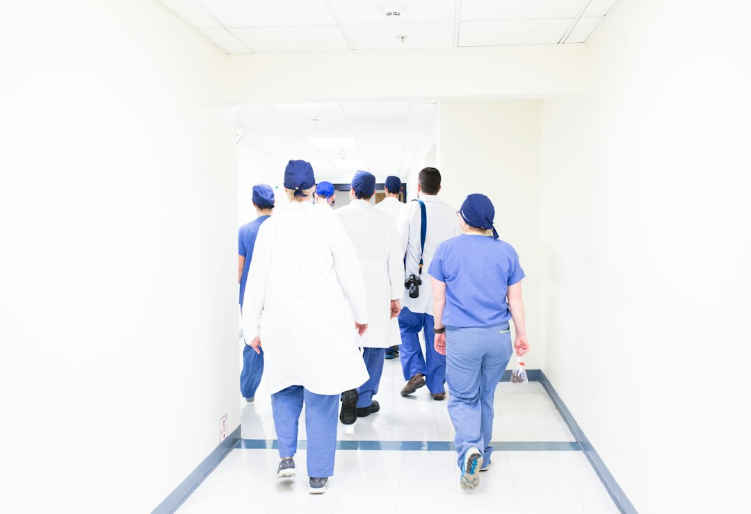Gruppo di professionisti sanitari che lavora in team in un poliambulatorio con più operatori