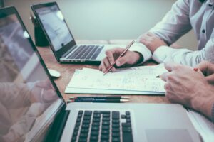 Team che valuta documenti e checklist prima di scegliere un gestionale per il poliambulatorio